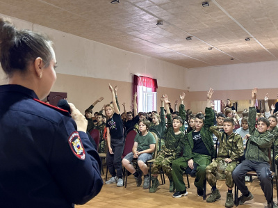 Коломенские полицейские провели патриотическое мероприятие, посвящённое Дню Государственного флага Российской Федерации
