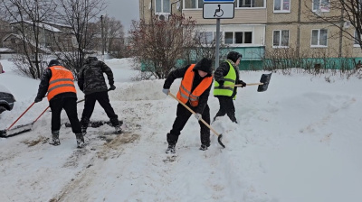 В Луховицах убирают снег