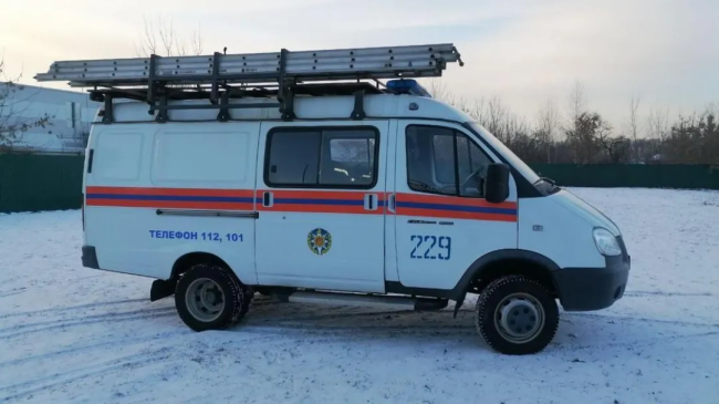 В Луховицах спасатели вытащили автомобиль, провалившийся под лёд