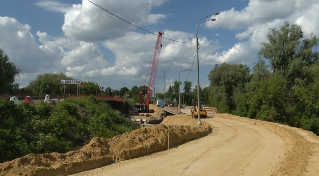 Завершается строительство временного моста через Северку