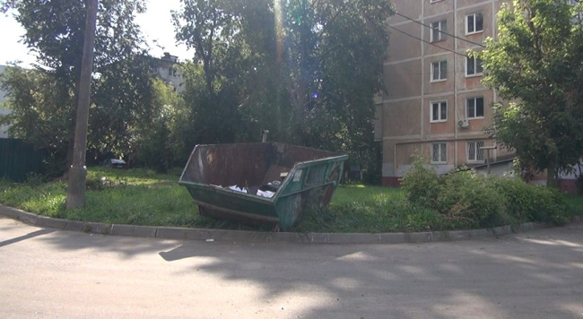 Жители уже устали наблюдать недостроенные мусорные площадки