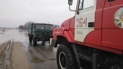 Водитель грузовика застрял на весеннем переливе у села Ловцы