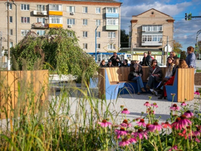 В сквере рядом с МЦ "Горизонт" установили удобные лавочки и качели под навесом