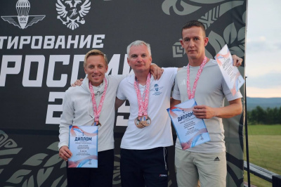 Две бронзы под куполом