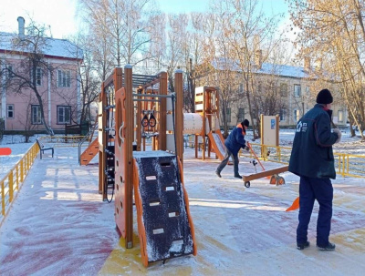 Сотрудники ДГХ поддерживают чистоту на детских площадках