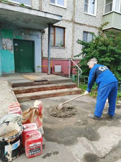 В доме №65 на улице Ленина обновили лестницы входных групп