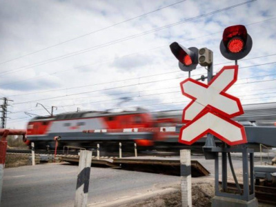 На железнодорожных переездах у Алпатьево и Луховиц поменяли асфальт и ограждения