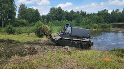 В деревне Русаки специалисты очищают местный водоём 