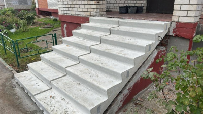В доме №25 на улице Полянской установили новые бетонные лестницы