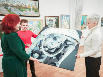 Фонды Дома Озерова пополнили панно из джинсовой ткани