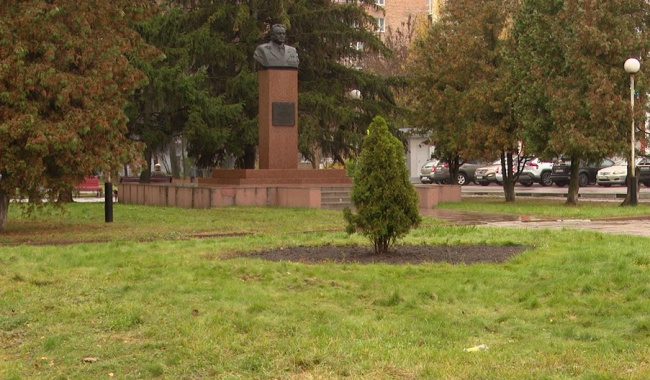 Состояние аллеи вызывает много вопросов 