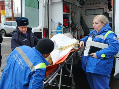 В Коломне спасатели помогли медикам перенести 90-летнюю пациентку