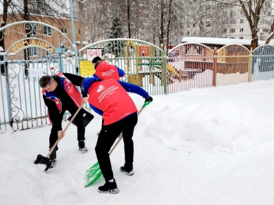 Волонтёры "Олимпийца" помогают очищать дороги и социальные объекты в Воскресенске 