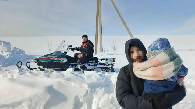 Спасатели на снегоходе доставили больного малыша в больницу Коломны