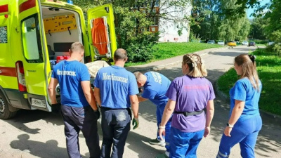 В Коломне спасатели помогли медикам госпитализировать женщину в коме