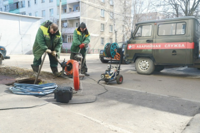 Сотрудники ДГХ устраняют засоры центральной канализации
