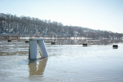 В Озёрах начались работы по сведению наплавного моста