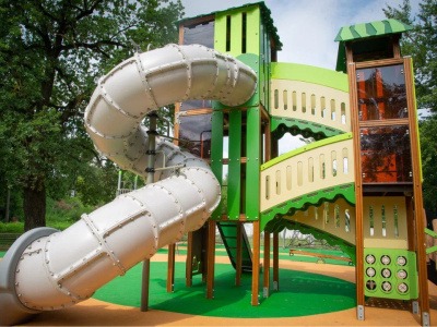 В Колычёве завершают установку новой детской площадки