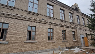 В посёлке Белоомут продолжается капремонт двух школ