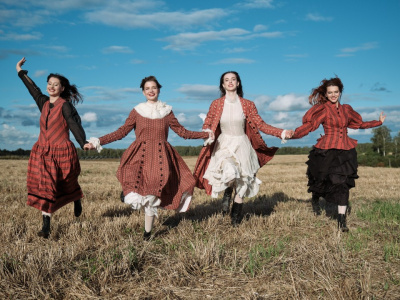 Дизайнеры в Озёрах восстановили старинные рисунки на современных тканях