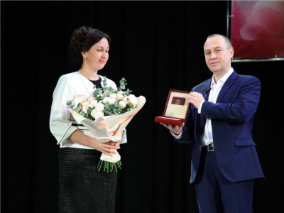 Мать тринадцати детей удостоена награды "Материнская слава" 