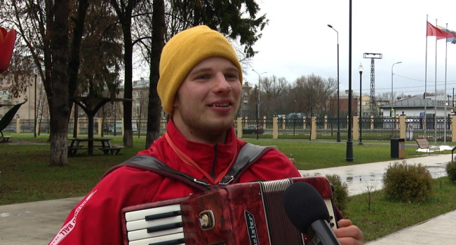 На велосипеде и с аккордеоном