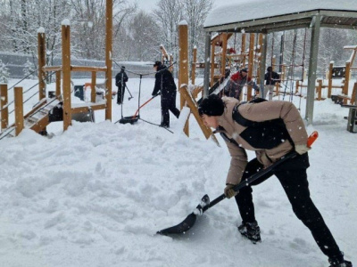 На детской площадке в парке Мира убрали снег