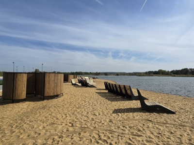 На пляж карьера "Западный" привезли шезлонги