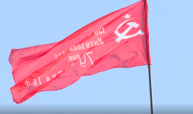 Знамя Победы развевается в небе над Коломной