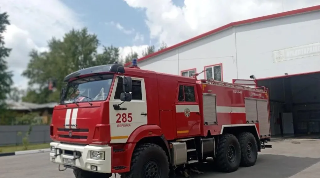 Пожарные Егорьевска помогли медикам перевезти тяжелобольную женщину