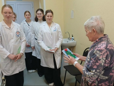 Школьники навестили с подарками пациентов Коломенской больницы 