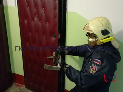 Спасатели Мособлпожспаса деблокировали дверь в квартире, где находился ребёнок