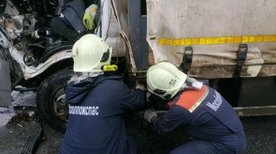 Спасатели освободили двух человек из искорежённых грузовиков в Луховицах