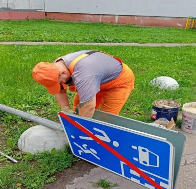 Сотрудники ДГХ продолжают плановые работы по обслуживанию дворовых территорий
