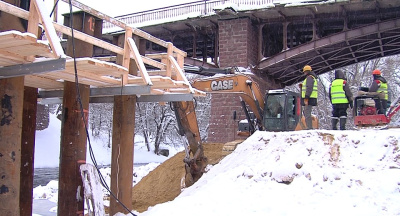 В Непецине продолжается сооружение временного моста 