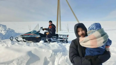 Спасатели на снегоходе доставили больного малыша в больницу Коломны