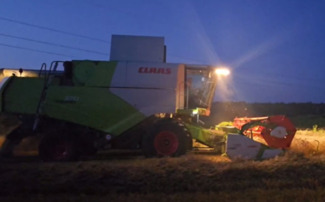 Комбайны в Озёрах вышли в ночную смену