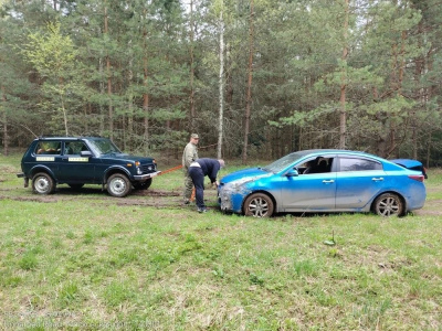 Лесничие Егорьевского филиала вытащили застрявший автомобиль у деревни Тараканово