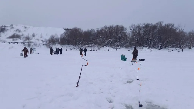 Пожарные и спасатели Подмосковья провели турнир по зимней рыбалке в Коломне