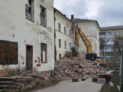 В Луховицах на улице Жуковского сносят аварийный дом 