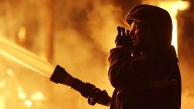 В Воскресенске загорелся гараж с последующим распространением огня на дом 