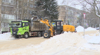 Озёры убирают от снега