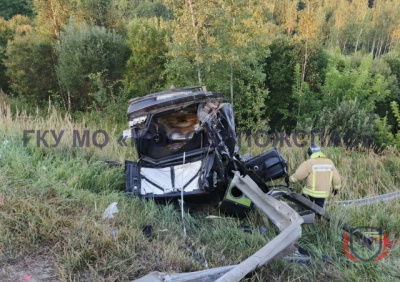 В городском округе Коломна легковой автомобиль сбил секцию отбойника и опрокинулся в кювет