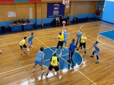 Команда КБМ победила в первой игре чемпионата по баскетболу