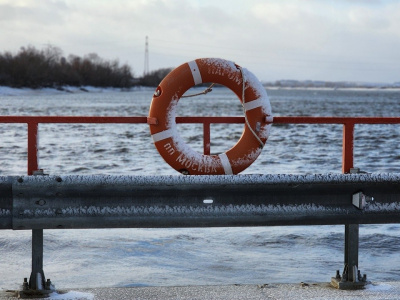 Усиление ветра временно прекратило работу паромной переправы в Белоомуте