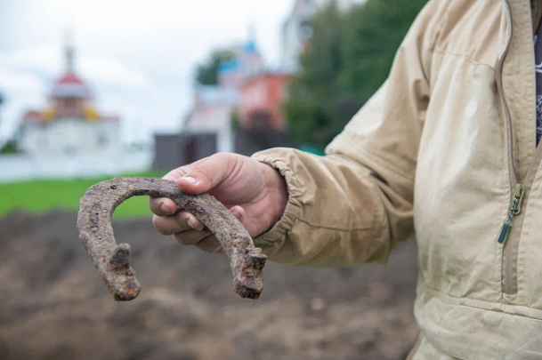 В сквере "Блюдечко" ведут раскопки