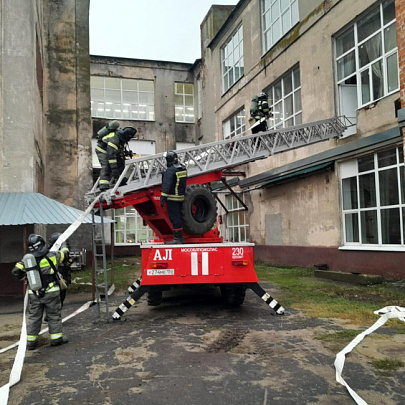 Луховицкие спасатели отработали ликвидацию пожара на швейной фабрике