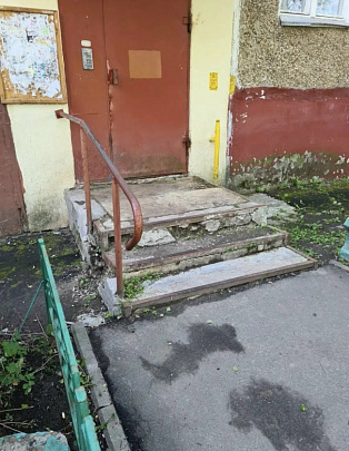 ДГХ привёл в порядок входные группы дома №100 на улице Суворова