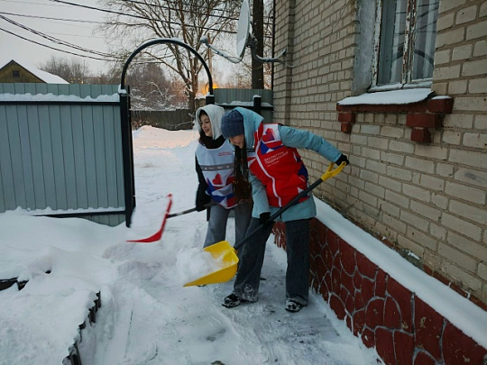 Волонтёры в Коломне помогают семьям бойцов СВО с уборкой снега