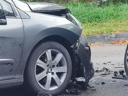 На трассе М-5 "Урал" в Луховицах легковушка врезалась в большегруз и полностью перекрыла полосу